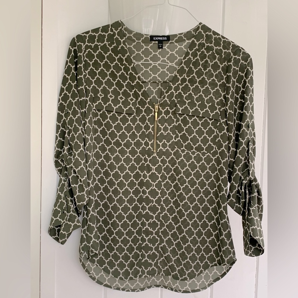 EXPRESS Women’s V-neck Portofino Shirt. Size Small
